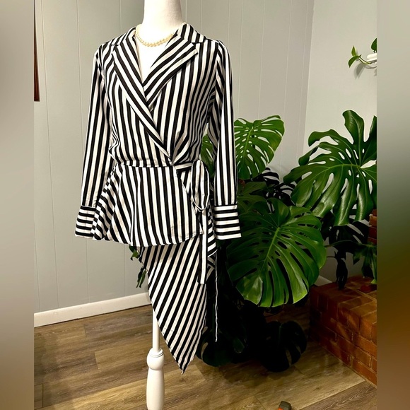 Lea & Viola Tops - 🛍️ Leo & Viola black and white striped unique wrap shirt excellent condition.
